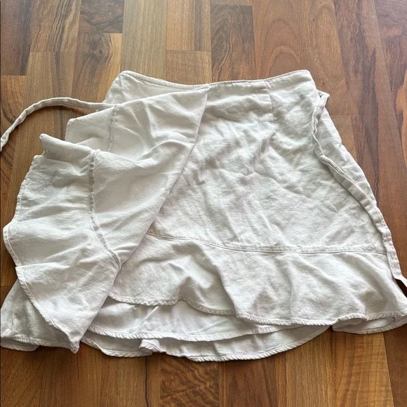 Abercrombie & Fitch Woman’s Size XS White Tie-Waist Wrap Skirt - Picture 4 of 12